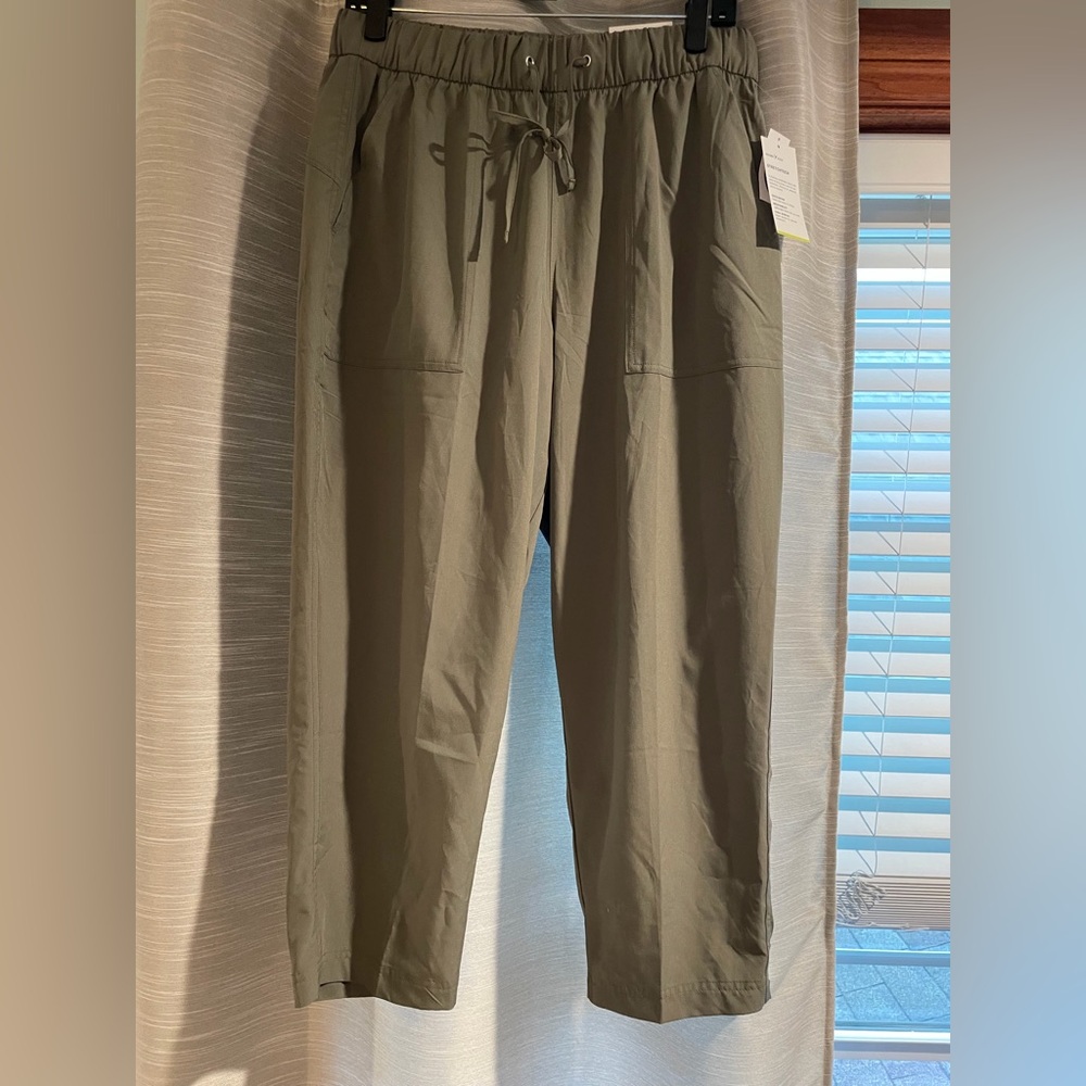 NWT Women’s cropped Olive Green Casual Pants